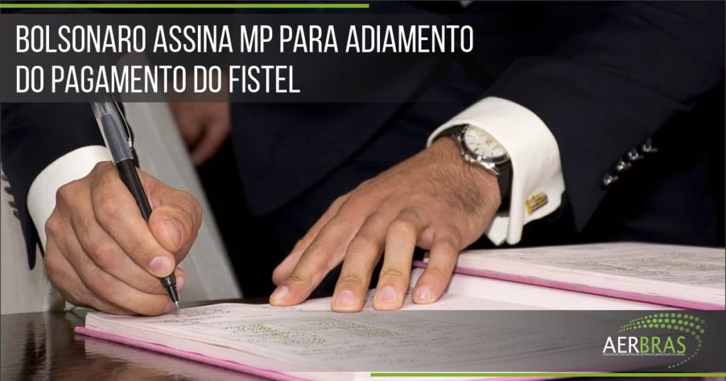 Bolsonaro assina MP para adiamento do pagamento do Fistel
